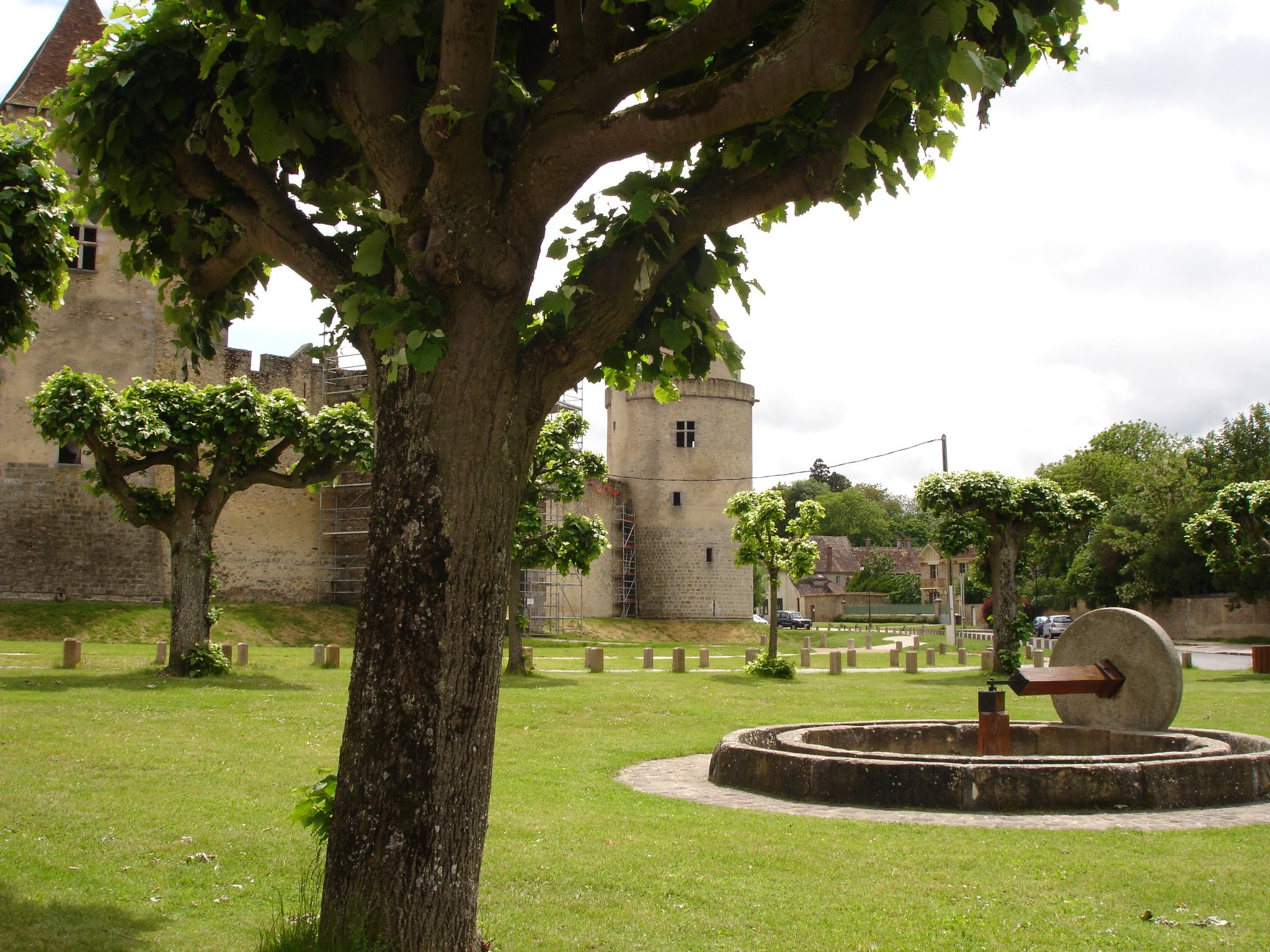 France_-_Blandy-les-Tours_-_Pressoir.jpg